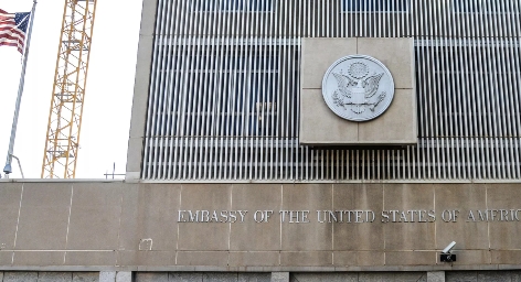 伊朗导弹差点就命中了特拉维夫的美国驻以色列大使馆，美国方面回应称，馆舍设施“轻微