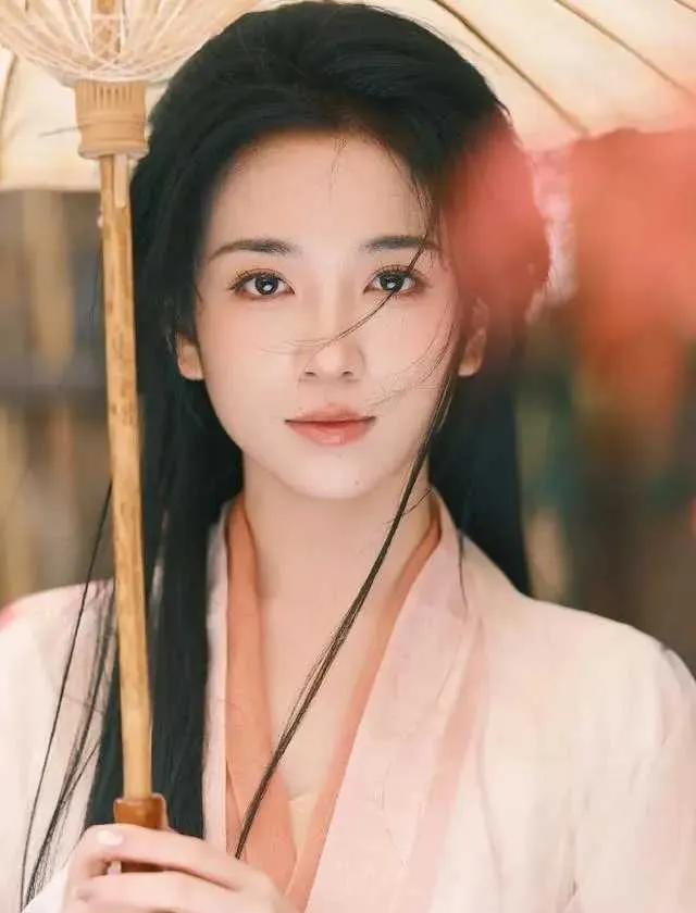 中央戏剧学院藏龙卧虎，美女如云，其中代露娃以其清新脱俗的形象脱颖而出。她不仅演技