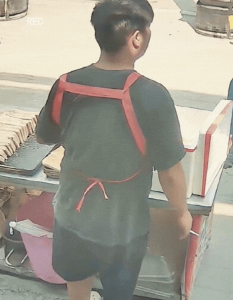 “真是斗米恩，升米仇！”7月19日河南，一位老太径直走在烧饼摊前，顺手拿起台面上