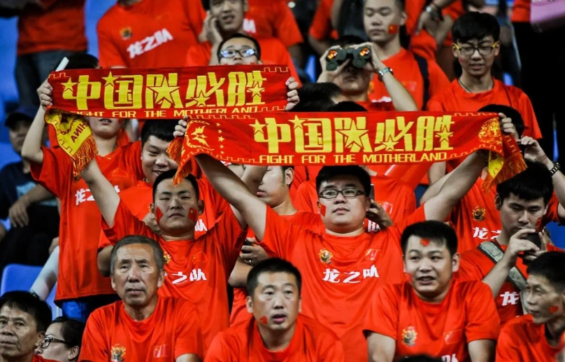 关于国足建议:
1、立即解散国足，解散足协，别在糟蹋国家的钱了。
2、下大力气搞