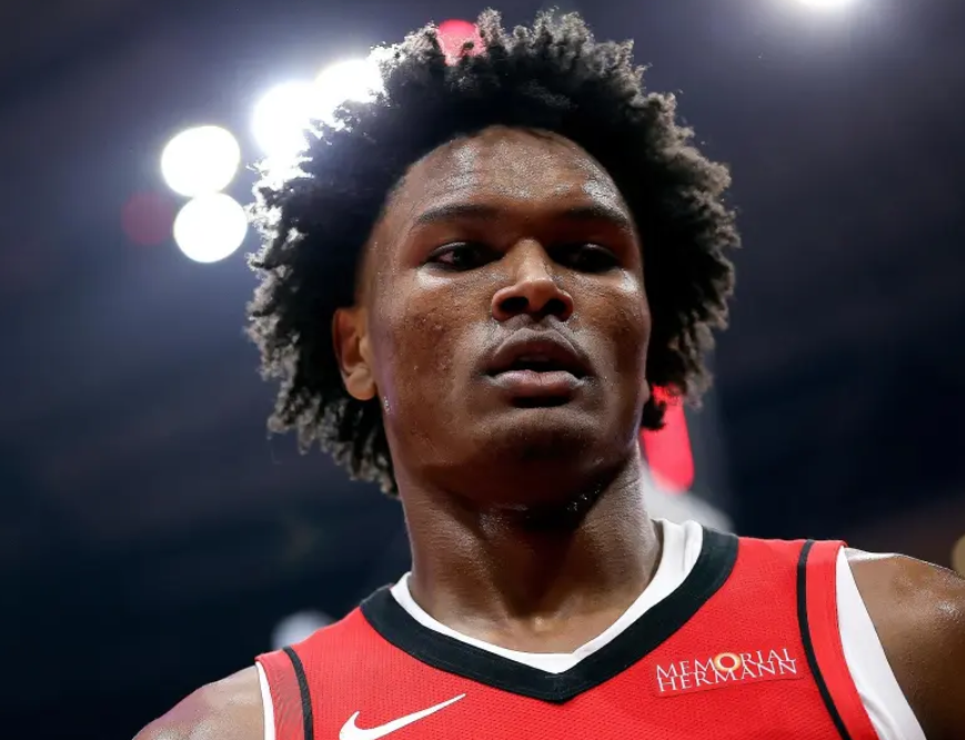 未来可期！阿门生涯首次季后赛场均15.7分6.9板3.3助

5月5日讯 NBA
