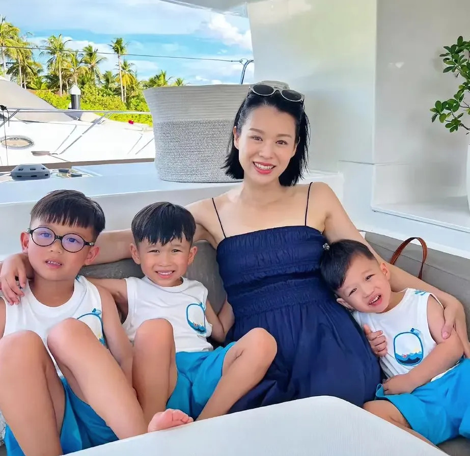 胡杏儿丈夫被曝夜店狂欢











胡杏儿这感情经历，看得人揪心。先是
