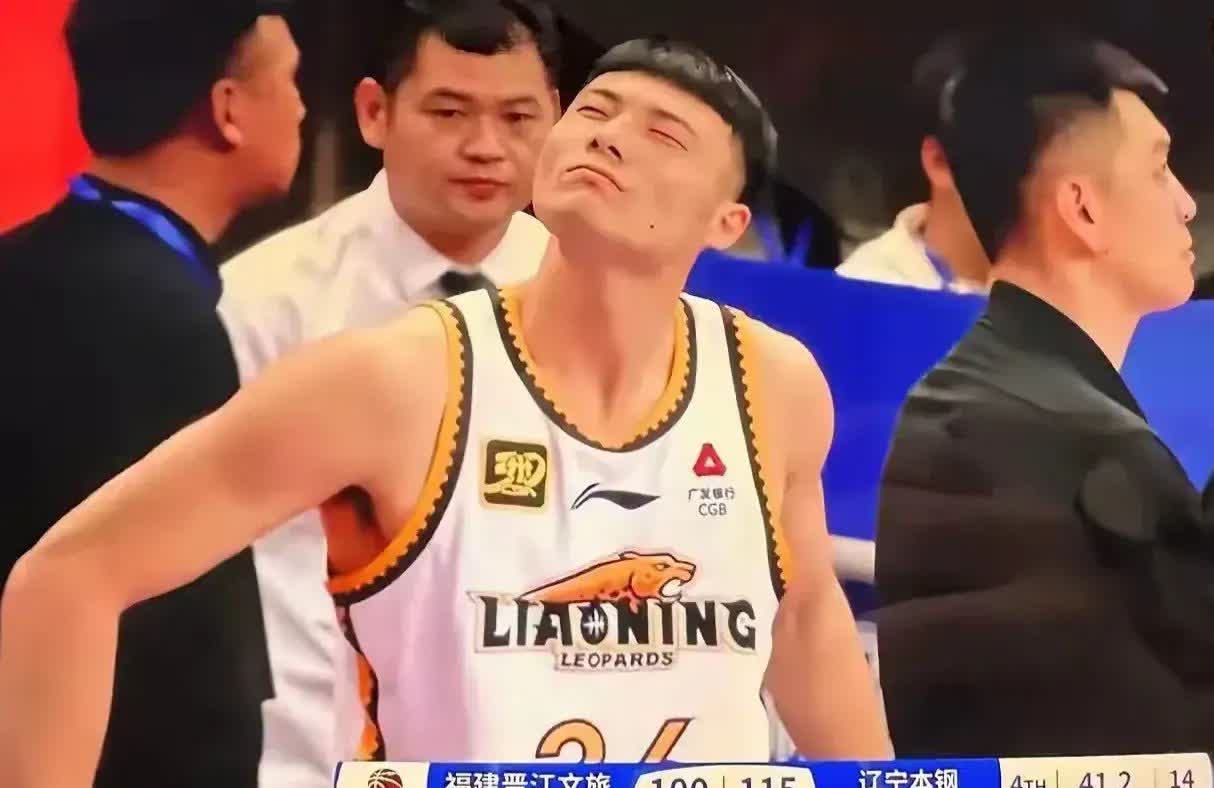 在整个CBA中，大家都对鄢手骐心服口服。
回想手帝在辽宁男篮的七个赛季，真是有