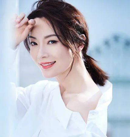 大龄女星的别样人生
娱乐圈中，有5位至今无夫无子的大龄女星，最大70岁，最小42