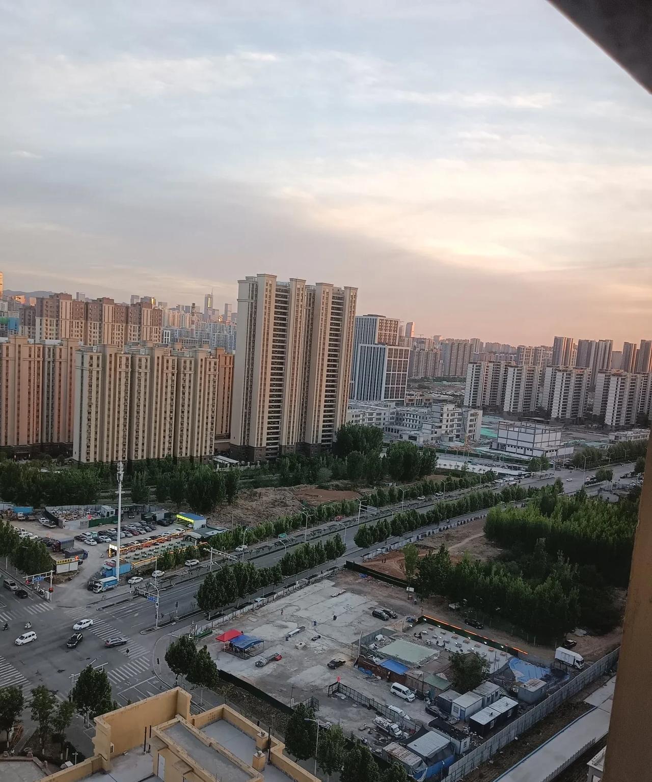 #拍一张你所在城市最美的景色#
昨天傍晚，站在我家24层楼上，鸟瞰济南高新区的一
