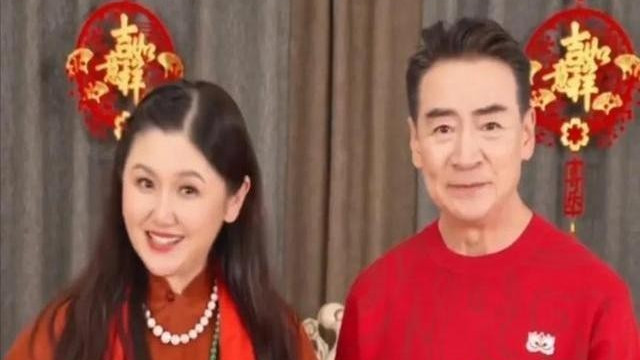 71岁寇振海全家游玩，三个孩子颜值引关注，与小21岁娇妻幸福美满