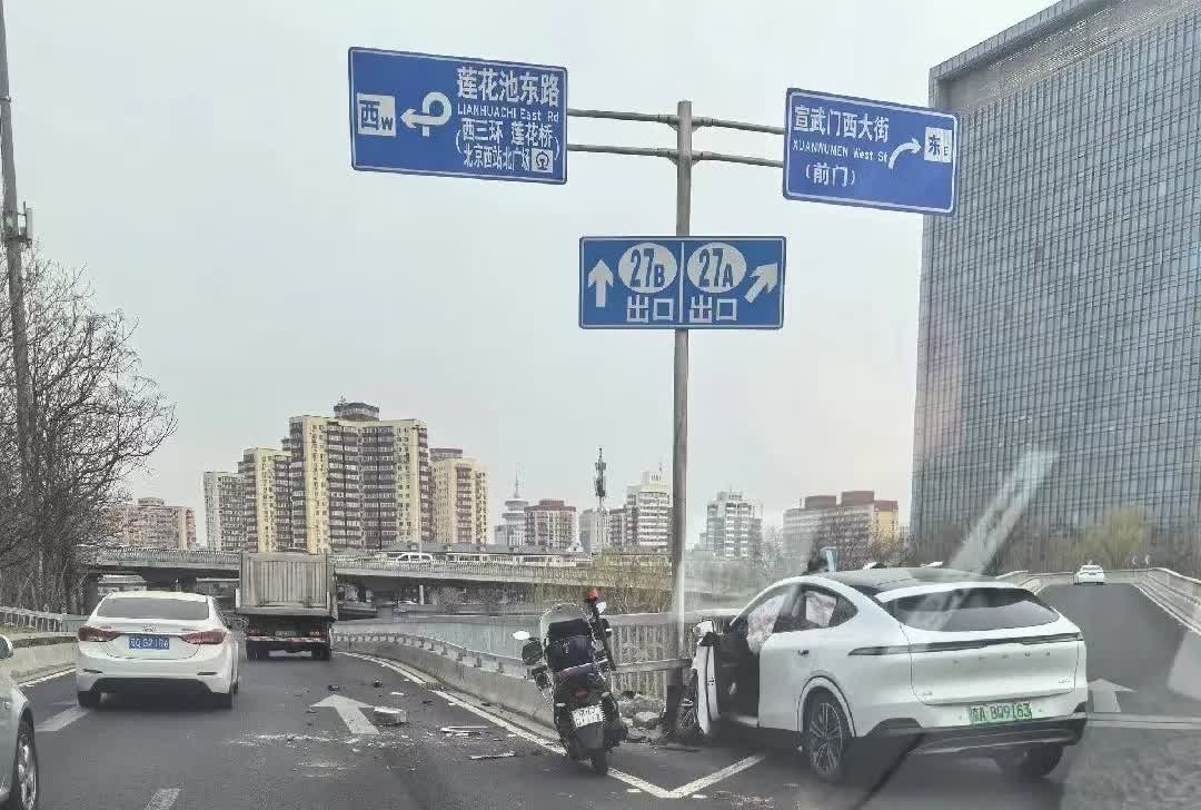 西二环，这车开的太快了，气囊都弹出来了！