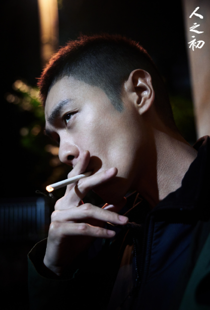 寸头让他整个人更锋利，冷感和倔强交织在一起，每个眼神都特别有力量，高风真的太有魅