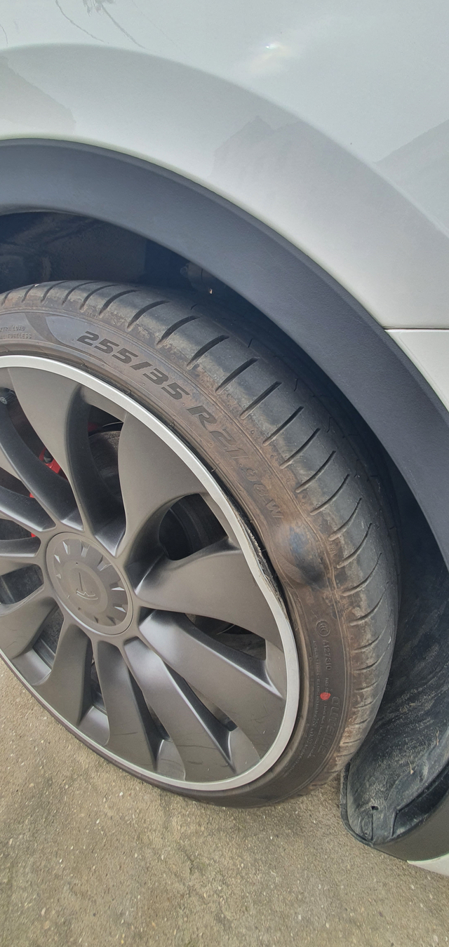 好想知道我的轮胎经历了啥
落地不到一个月，就报废一条轮胎，太难了