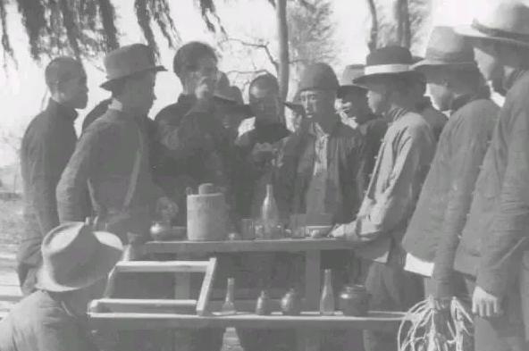 1942年，地下党员赵兴兰被捕。一个伪军给他送饭时，突然敲了敲碗底，还说要救他出