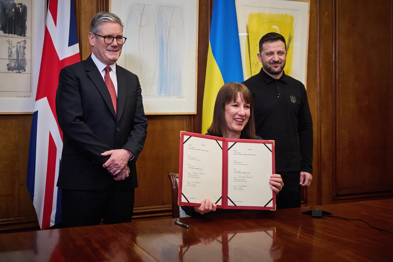 泽连斯基感动哭了
当地时间3月1日，泽连斯基在社交平台表示，在伦敦和首相斯塔默举