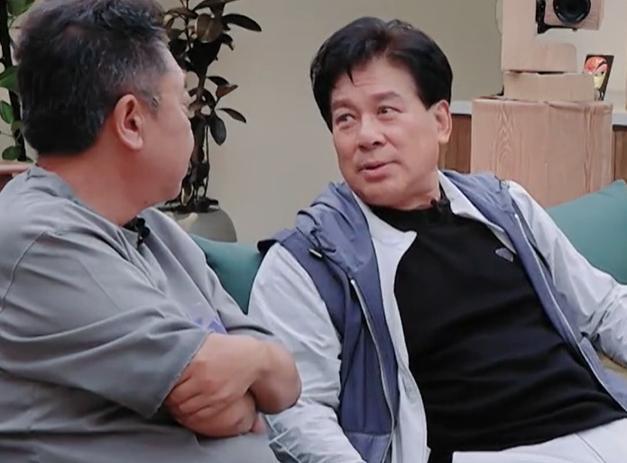 在节目中，朱时茂问于谦是否会网购，于谦坦言自己原本不会，但后来一个人的时候多，不
