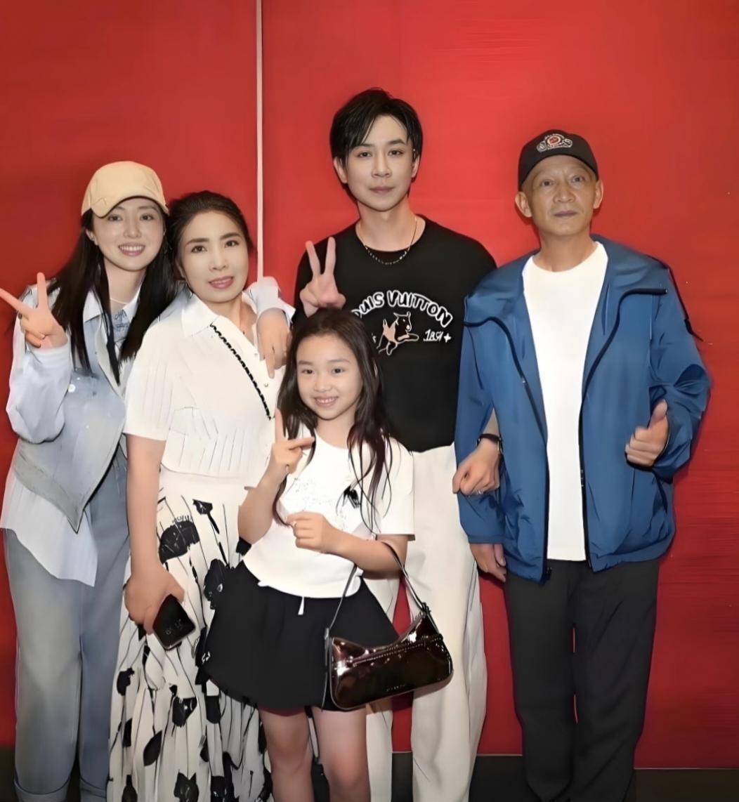 你们发现没，
其实董璇才是最聪明的人。
大家为她的婚姻苦口婆心打的每一个字，都变