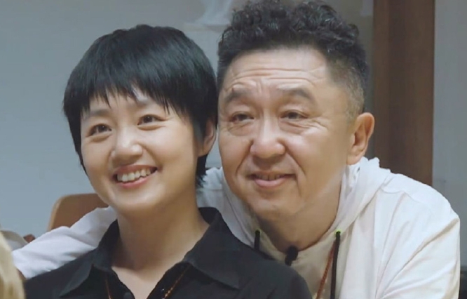 1998年，29岁、一穷二白的于谦爱上了19岁的白慧明。白父说:“我女儿不能找个