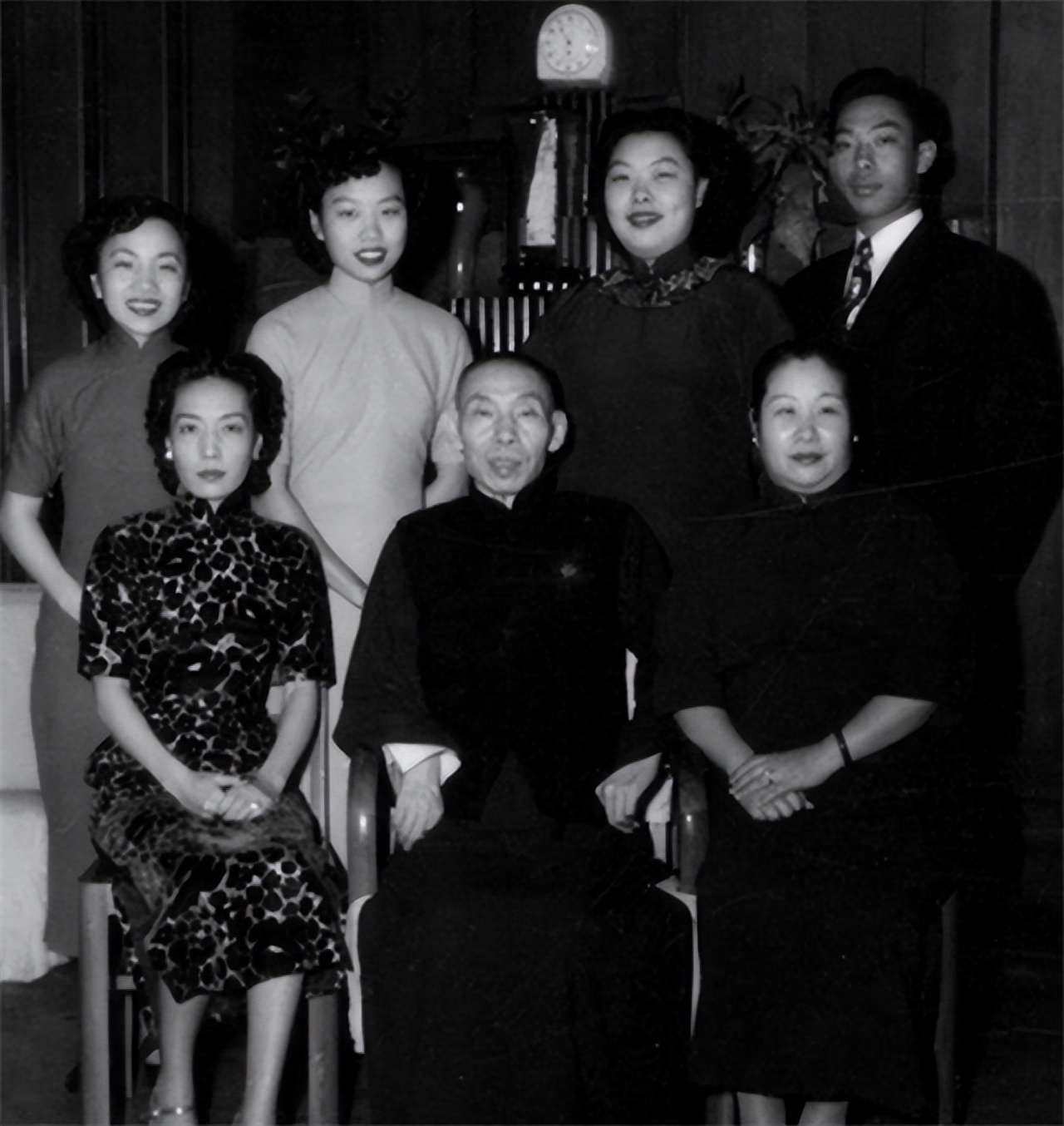 1918年，杜月笙去歌舞厅会友，突然，他一手搂住舞女的腰，另一只手要伸进她的胸口