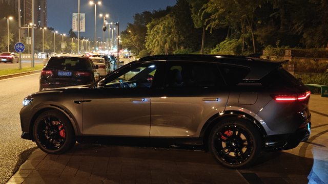 R7不如岚图FREE
价格同配置比free高，底盘不如岚图FREE，电机和电池也