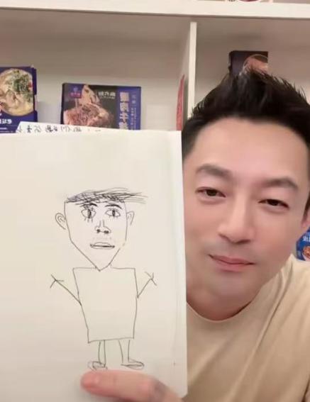 汪小菲秀孩子们画的画，马筱梅抢风头，非要让玥儿说出她的生日，玥儿支支吾吾，汪小菲