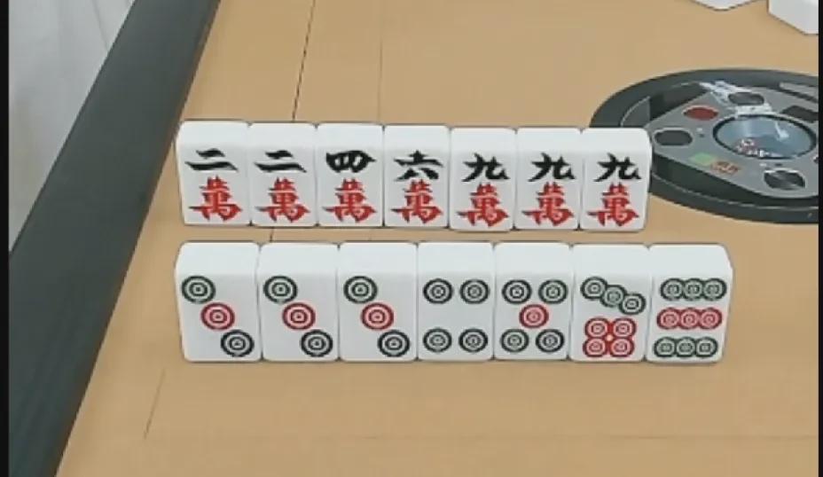 妻子让我打九饼，我却打出一张六万，她立刻抱怨：你这样打下去要输个精光！

在