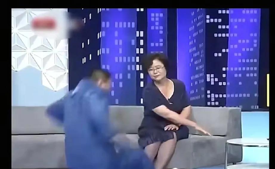 上节目直接把几个壮汉推飞了，这个大师有点厉害。
为什么当初她可以直接上节目，并且