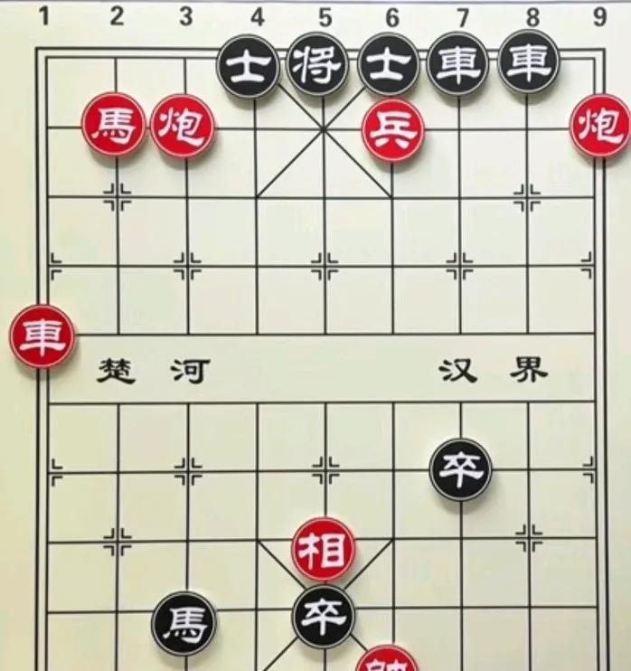 这棋怎么入局呢？隔壁刘老六说，先平炮堵住黑方8路车，这样黑方平一卒，黑方7路车又