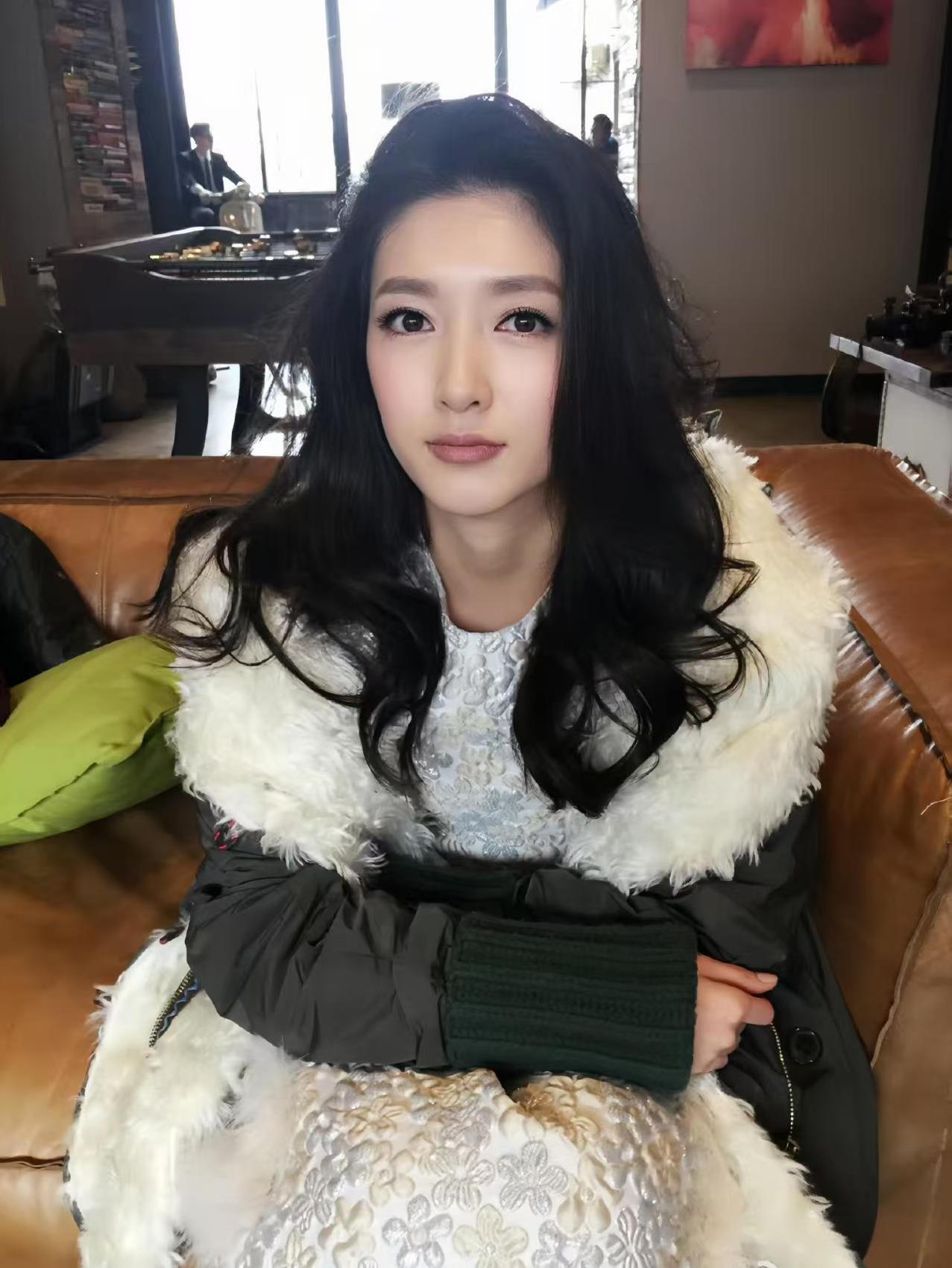 江疏影这名字听着就像小说里才有的女主名！
看她这张旧照更惊艳，简单的造型却透着满