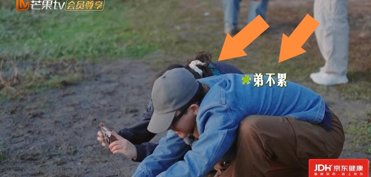 马思纯，张晚意你挤我，我挤你，
硬挤过去，
就为了抢占“C位”
拍下这个场景。