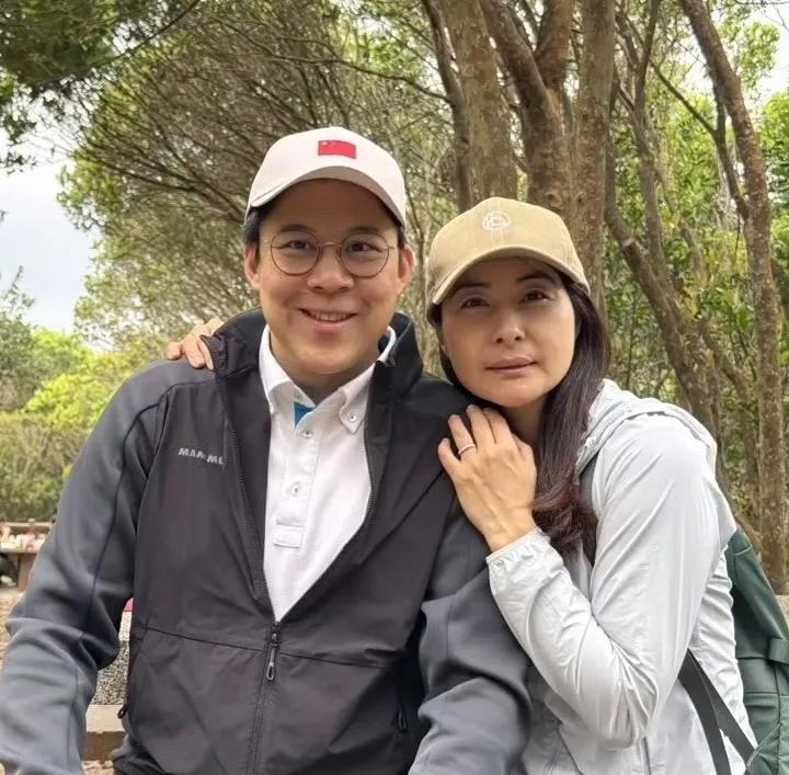 现实中，
中年夫妻还会这样依偎吗？
我好像没有发现过！
你身边有没有这样的夫妻？