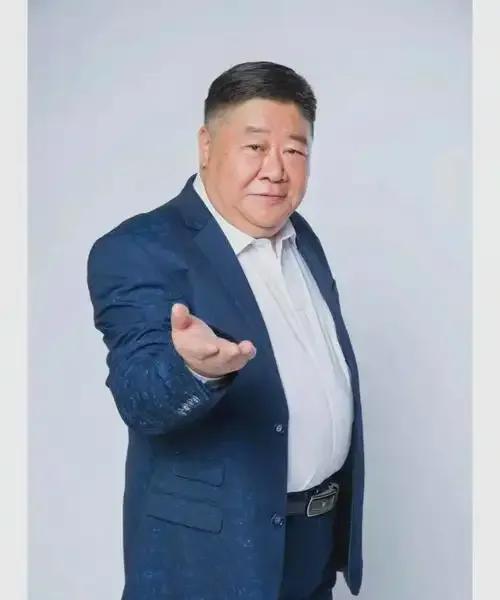 61岁的刘金山，与原配妻子年过半百才迎来九岁的女儿。高龄孕育，背后满是艰辛，从备