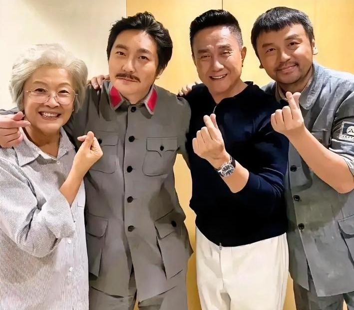 九三文艺晚会间歇，他们四个在后台的合影，默看了好长时间，心里的热血又跟着涌动起来