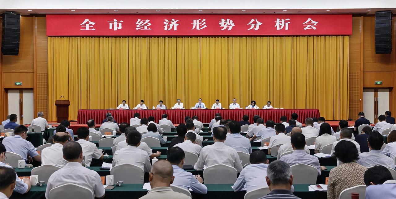 #高看苏州# 7月29日，苏州市召开经济形势分析会。市委书记刘小涛主持会议并讲话