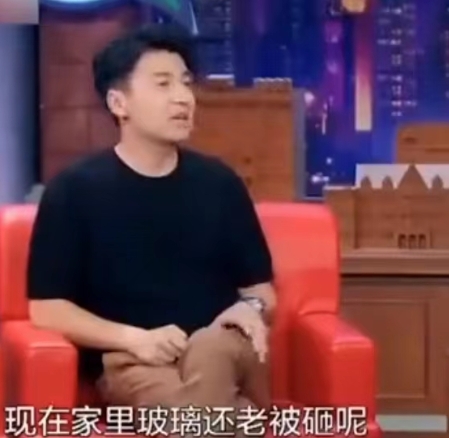一次，《我的前半生》的副导演找到雷佳音，邀请他出演陈俊生一角，最开始雷佳音很乐意