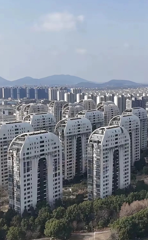 江苏，有一名女子跟家人到江苏旅游的时候，发现有一个楼盘的大楼设计非常奇怪，这个楼