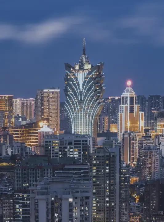 澳门关闭了11家赌场，我认为这是社会发展的必然！
澳门开赌场的起因是葡萄牙殖民所