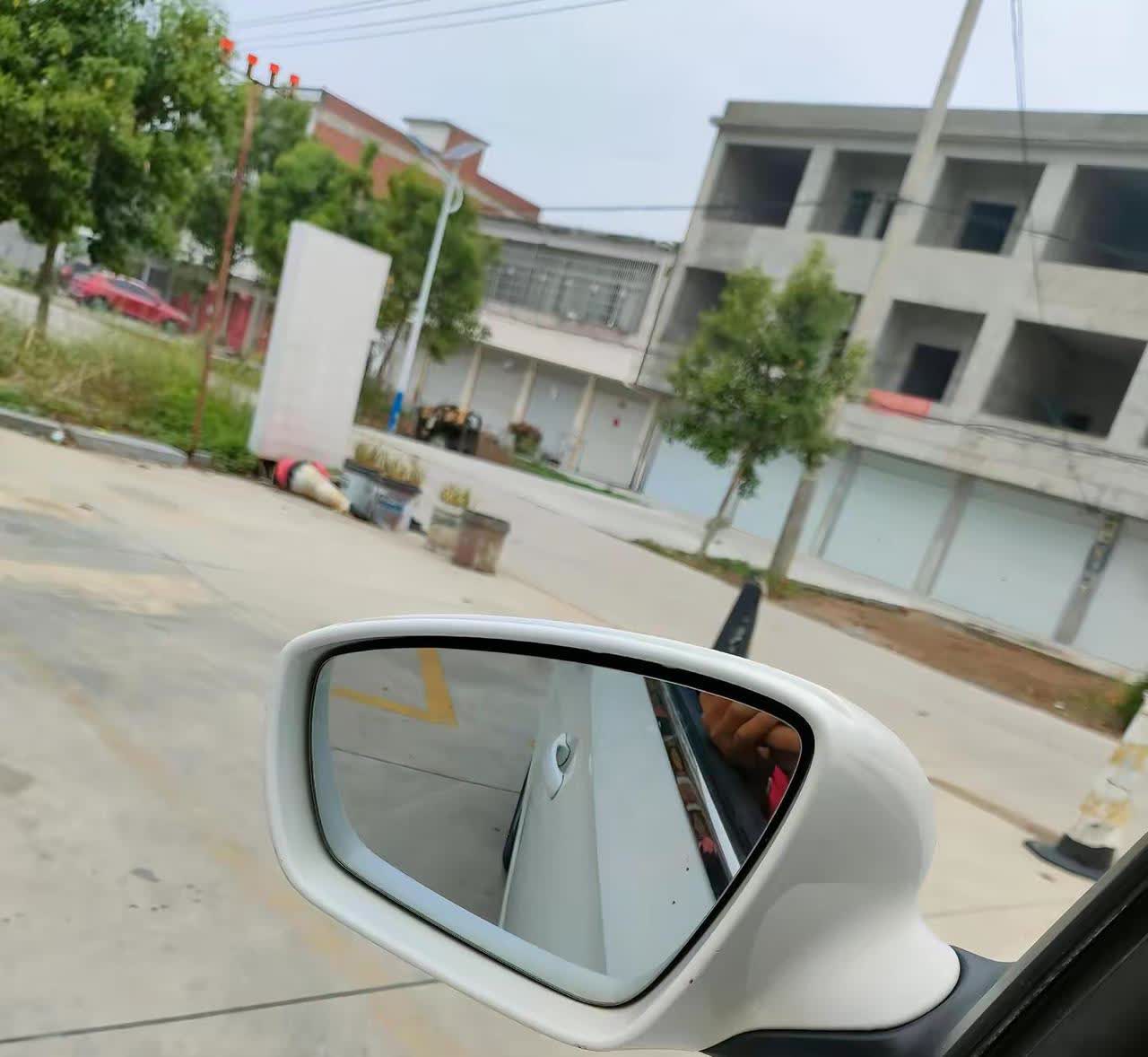 科目二关键点位是在库口，口大一把入库，口小进不了回正，等进库在打死。到车就在这一
