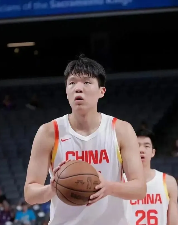 小杨一定会是出色的中锋！

理由有以下几点：1，年轻可塑性强。2，打球用脑能带动