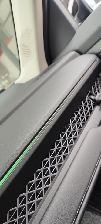 本田这氛围灯，右边尽头不亮就算了，方向盘左边也不亮，那弄这个条是干嘛的？难道是突