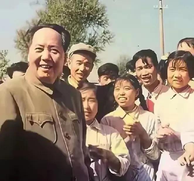 年少时，
想到他，
画面中，
有鲜花，
有掌声，
有簇拥的人群，
到处欢声笑语，
