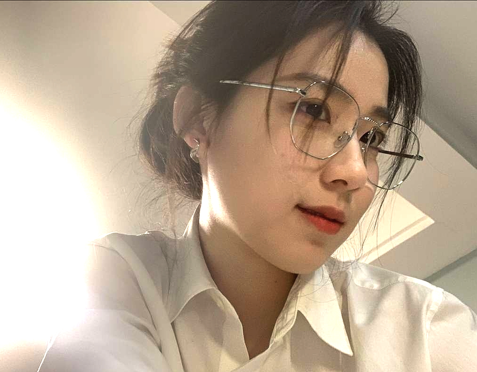同事今天新配的眼镜，刚发的朋友圈，我怎么夸她一下呢？