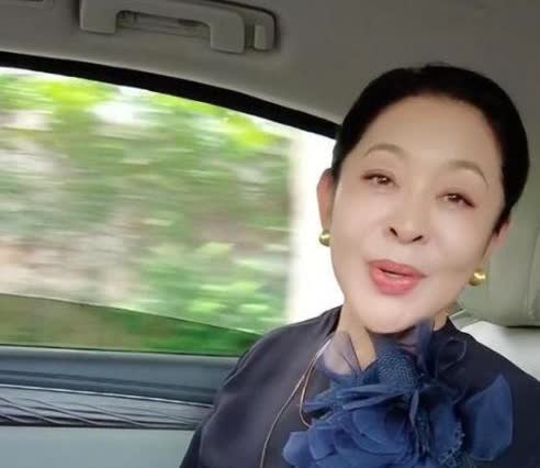倪萍近况曝光:瘦了一圈下巴都尖了 现身四川当证婚人
近日，66岁的倪萍近况曝光