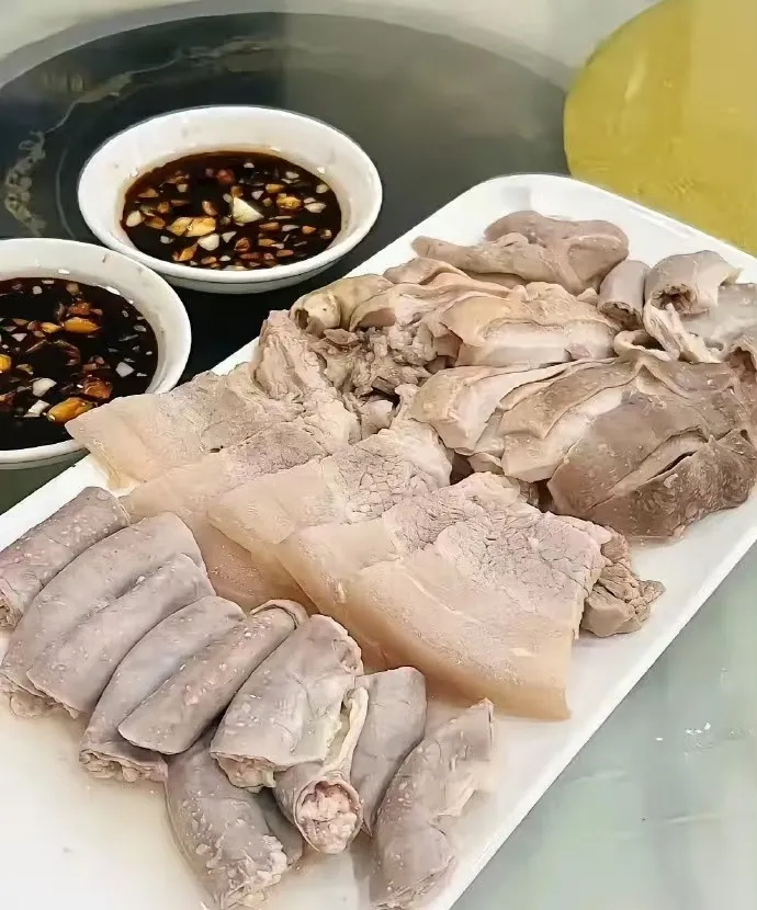 广东没有什么美食是不能白切的，这是真的吗？
目前都看到白切大肠了
这样会比炒的好