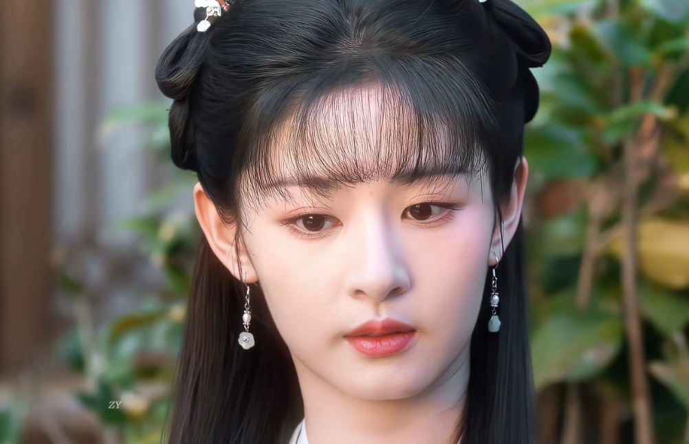 当演员，最重要的不是美丽，而是有辨识度。
于正推的这个新人造型，咋一看挺漂亮，挺