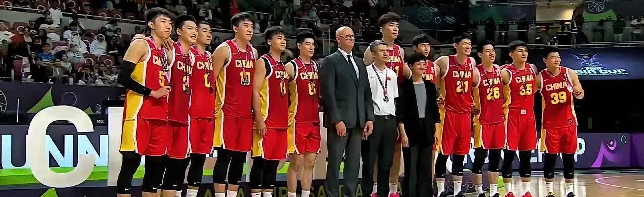 中国男篮全体球员拍照环节，大家都笑了！
中国男篮虽败犹荣，整场比赛两队分数步步