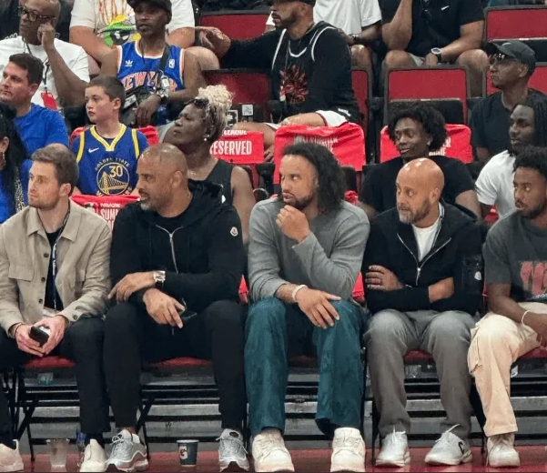 NBA夏季联赛火箭92-95负于快船。
赛后，美记晒出被交易至太阳的狄龙-布鲁克