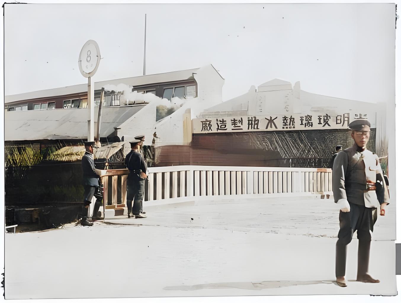 1936年，上海八字桥堍光明热水瓶厂，日军已在厂外站岗，欲实施“以战养战”。彼时