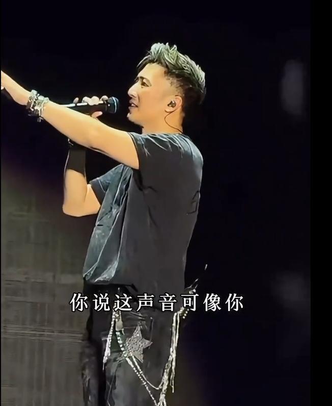 谢霆锋演唱会，不得不说的三大特色：
1，一件套头黑T恤贯穿整场，造型简约帅气，这