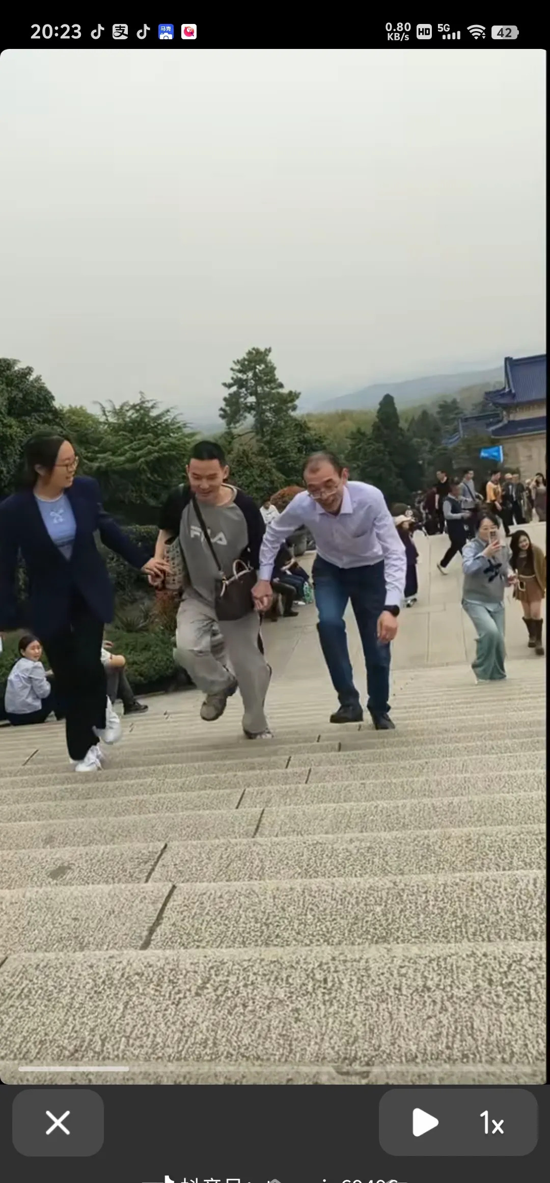 谢浩男父母和后妈引争议











我的天哪！谢浩男这视频一出，评论区