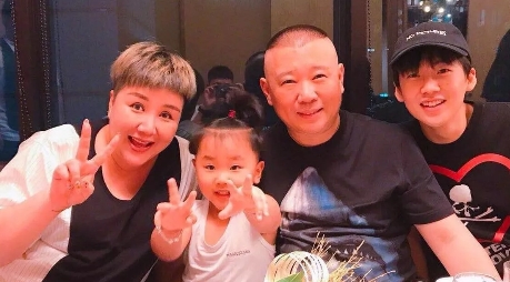 2018年，22岁的郭麒麟打电话给生母胡中惠：“妈，您回来吧，儿子现在有能力养你