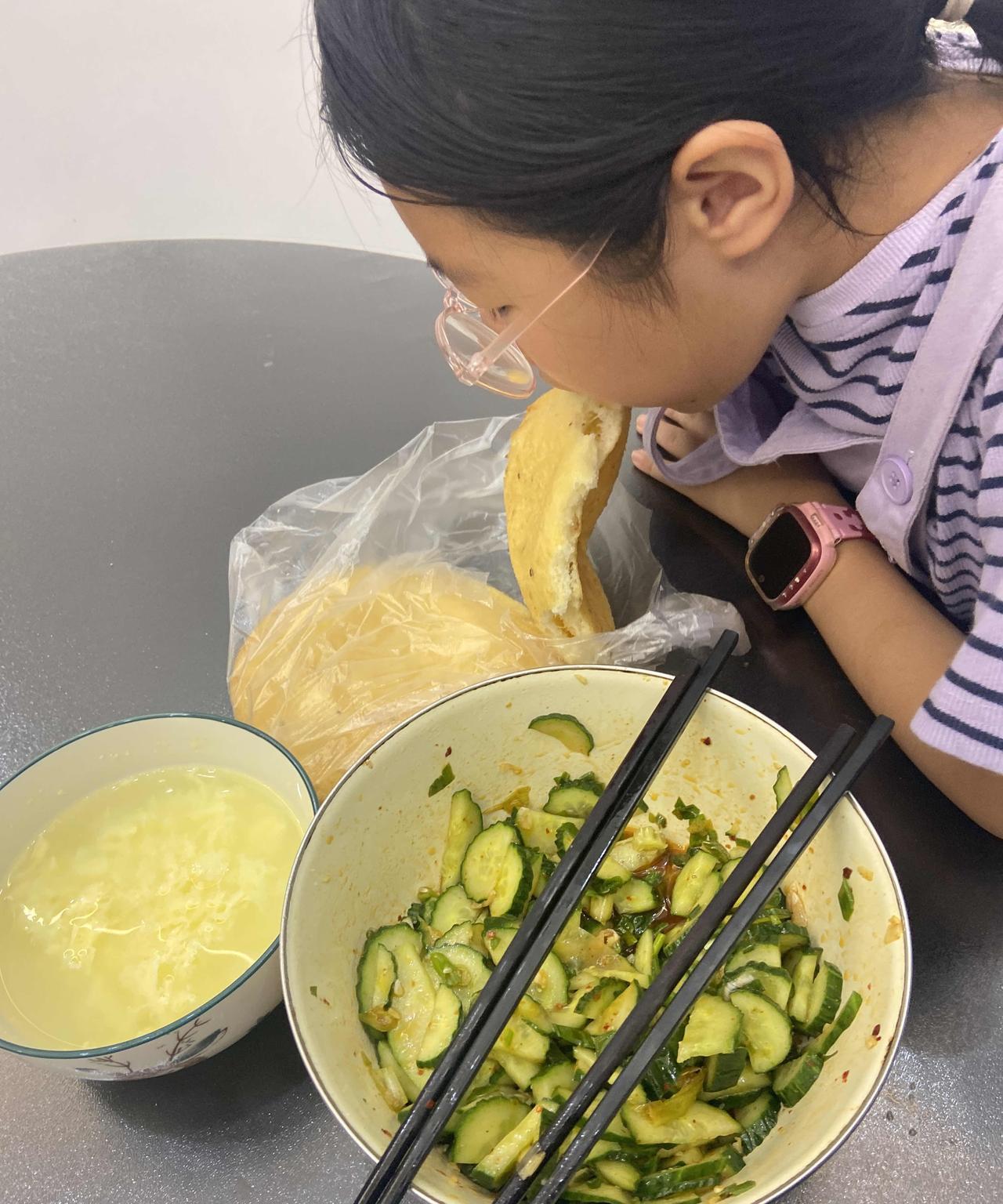 瞅一下我们的晚餐
一个油饼一块五
买了两个三块
水开冲了一个鸡蛋
再放少许白糖