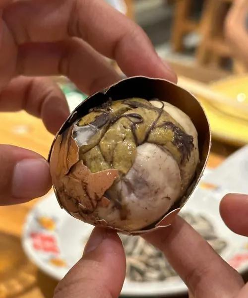 今天品尝了一次南京的美食活珠子，吃自助餐，餐台上摆着活珠子。看着与普通鸡蛋没有什