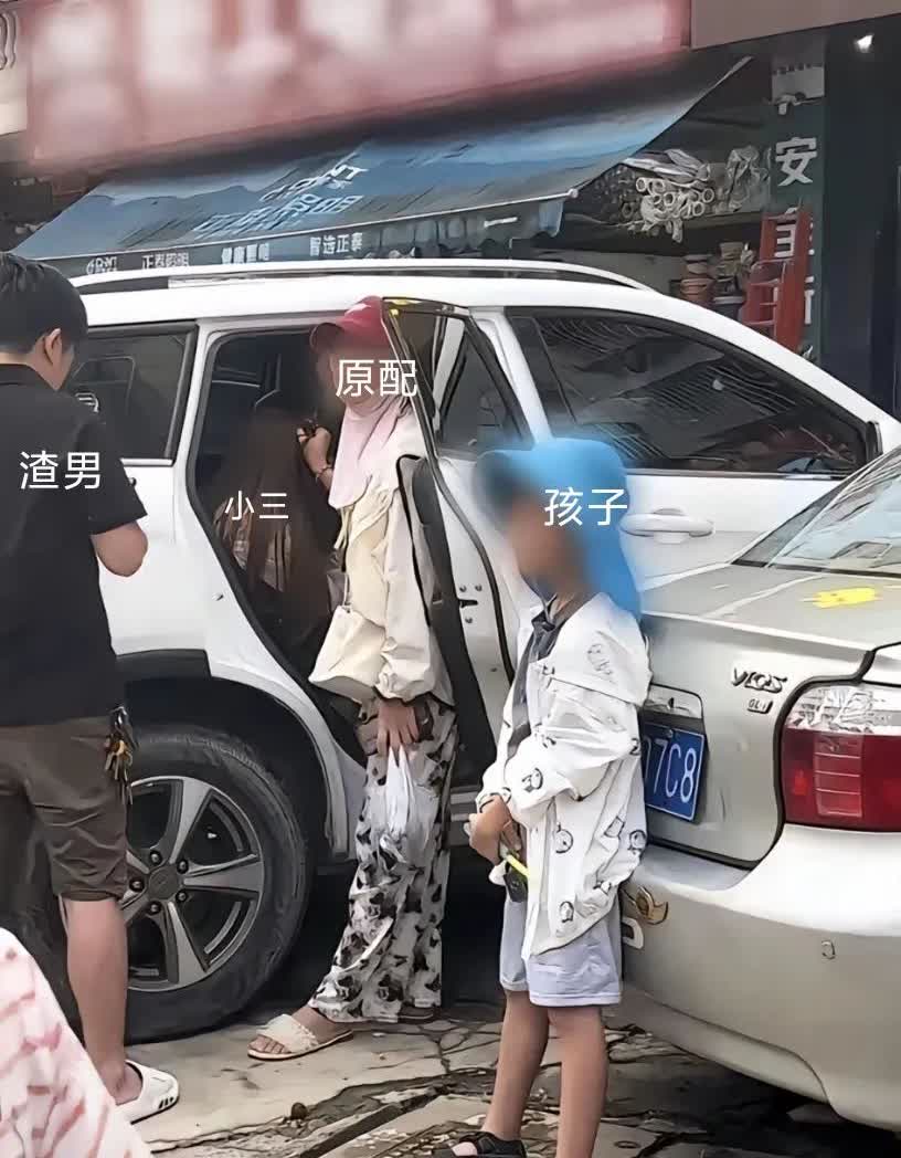 广西南宁一男子出轨，和小三被原配抓包这起事件确实令人愤慨又心酸。

这种男人